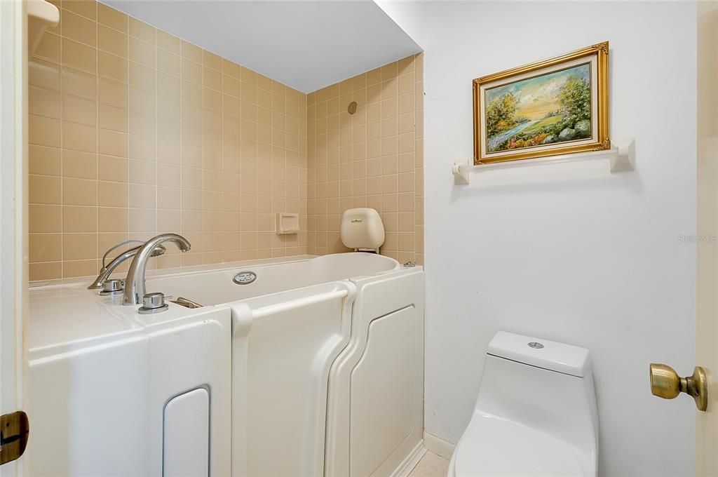 Под контрактом: $284,900 (2 спален, 2 ванн, 1570 Квадратных фут)