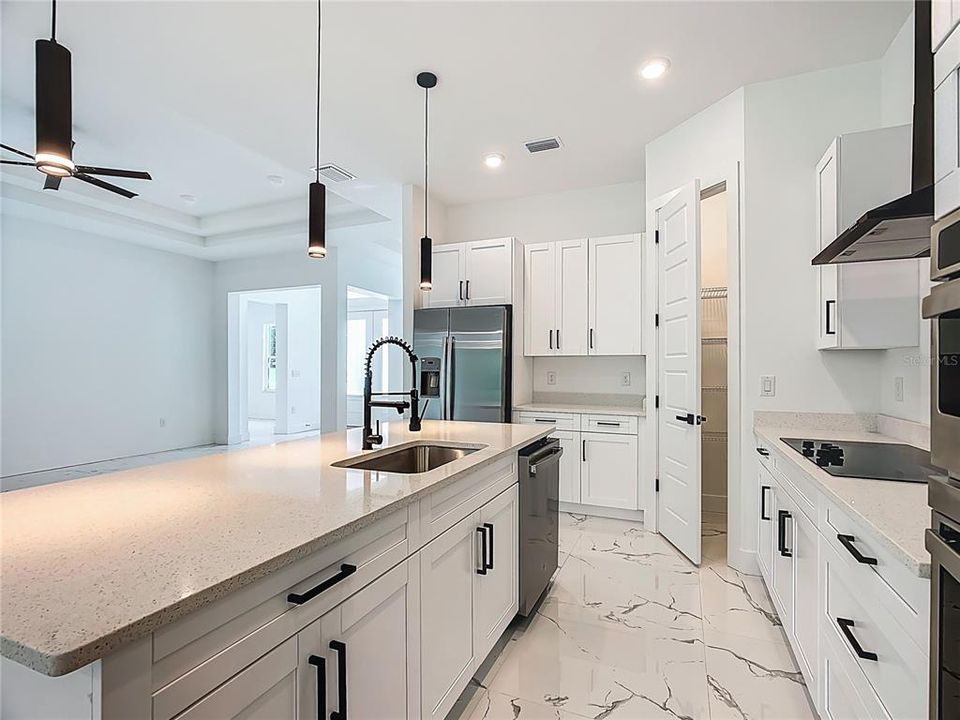 En Venta: $799,999 (4 camas, 3 baños, 2607 Pies cuadrados)