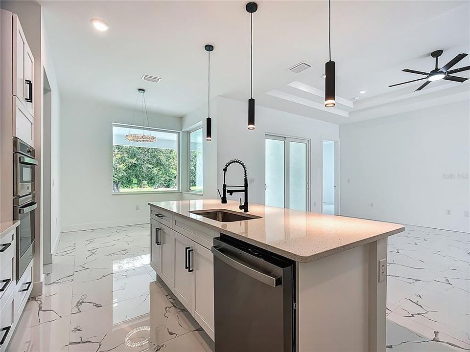 En Venta: $799,999 (4 camas, 3 baños, 2607 Pies cuadrados)