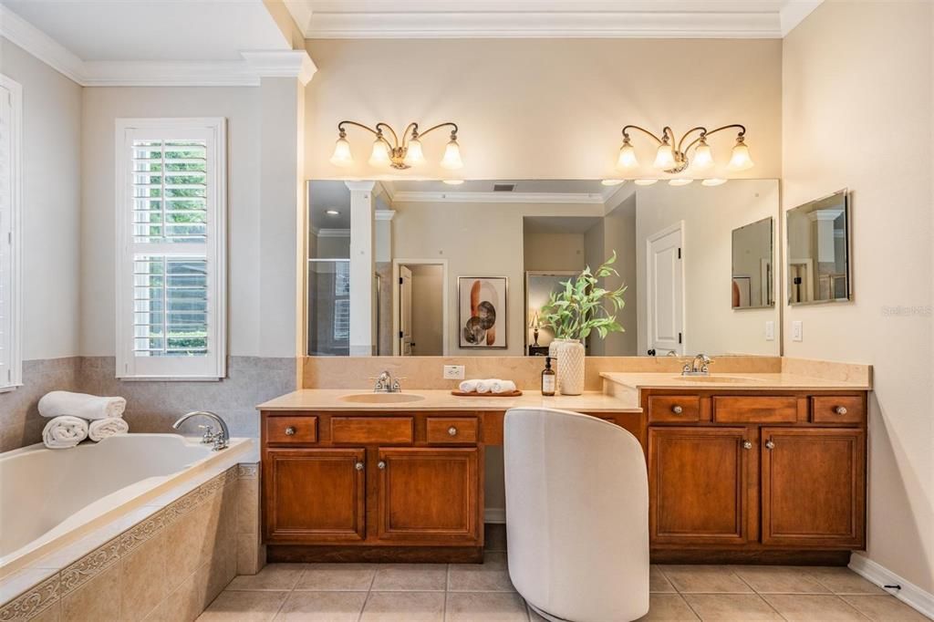 Под контрактом: $1,230,000 (4 спален, 3 ванн, 3472 Квадратных фут)