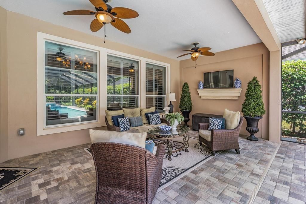 Под контрактом: $1,230,000 (4 спален, 3 ванн, 3472 Квадратных фут)