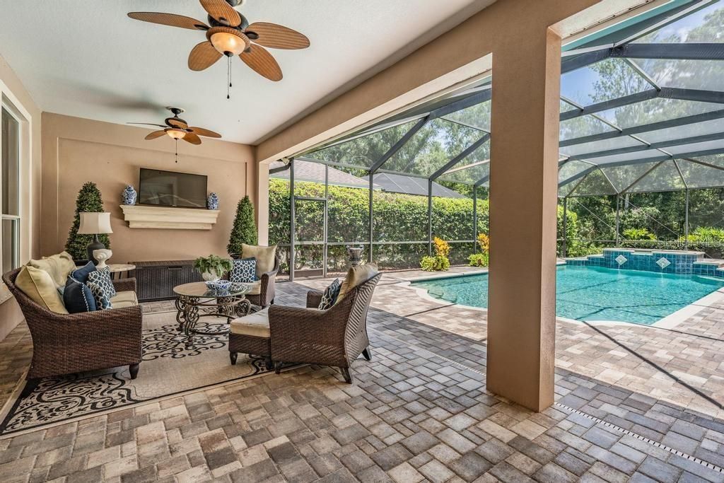 Под контрактом: $1,230,000 (4 спален, 3 ванн, 3472 Квадратных фут)