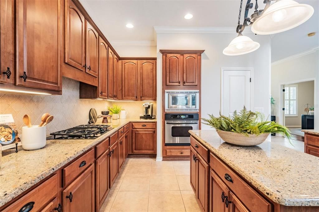 Под контрактом: $1,230,000 (4 спален, 3 ванн, 3472 Квадратных фут)