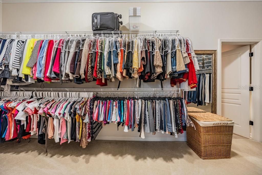 Под контрактом: $1,230,000 (4 спален, 3 ванн, 3472 Квадратных фут)