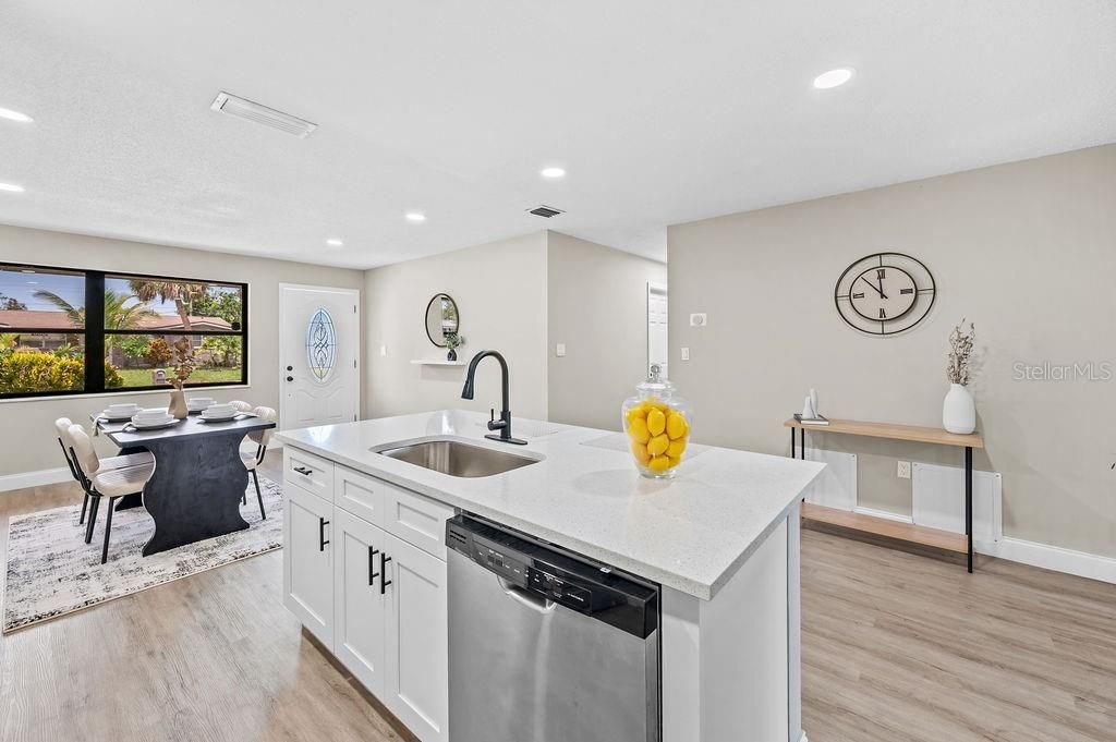 待售: $329,900 (4 贝兹, 2 浴室, 1663 平方英尺)