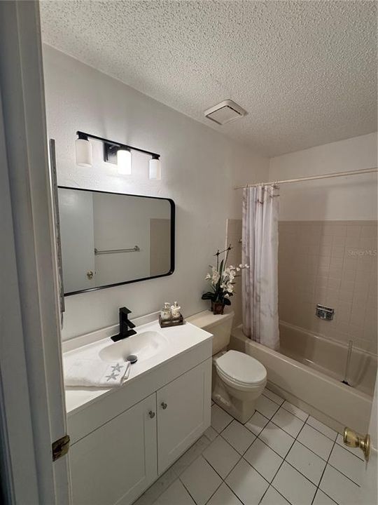 Activo con contrato: $1,700 (2 camas, 2 baños, 1030 Pies cuadrados)