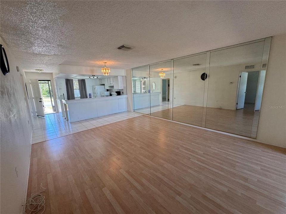 Activo con contrato: $1,700 (2 camas, 2 baños, 1030 Pies cuadrados)