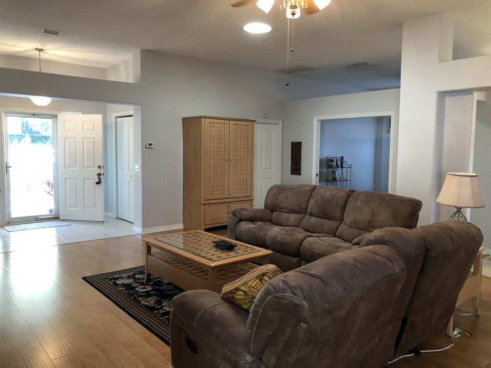 出租: $2,400 (3 贝兹, 2 浴室, 2065 平方英尺)