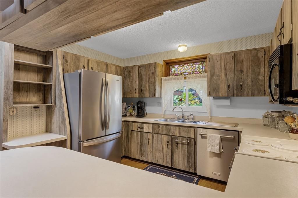 Active With Contract: $412,500 (3 beds, 2 baths, 2089 Square Feet)