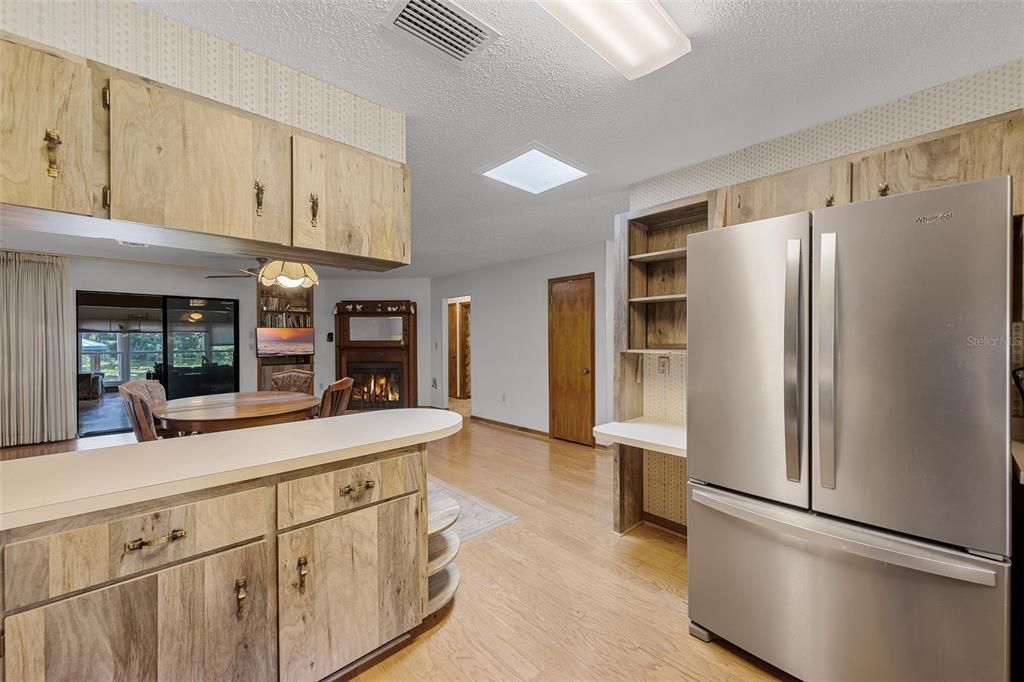 Active With Contract: $412,500 (3 beds, 2 baths, 2089 Square Feet)