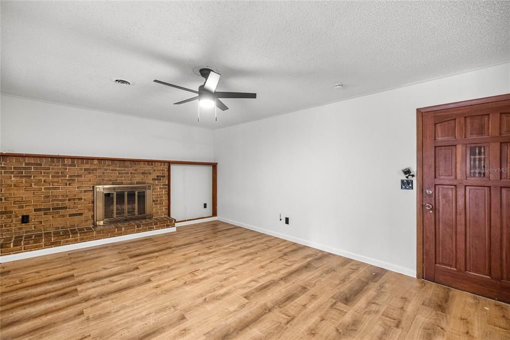 Activo con contrato: $223,900 (3 camas, 2 baños, 1424 Pies cuadrados)