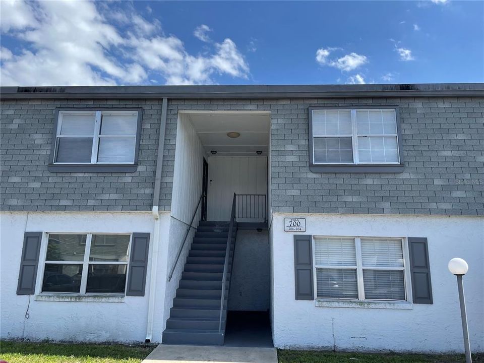 Active With Contract: $1,299 (1 beds, 1 baths, 735 Square Feet)