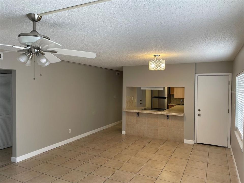 Active With Contract: $1,299 (1 beds, 1 baths, 735 Square Feet)