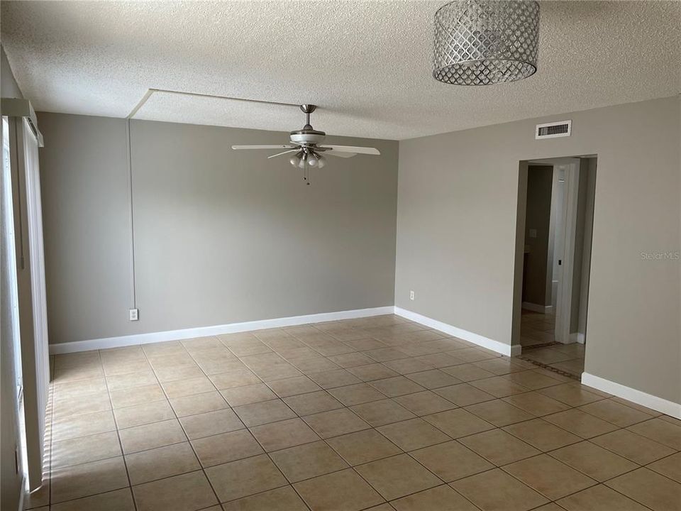 Active With Contract: $1,299 (1 beds, 1 baths, 735 Square Feet)