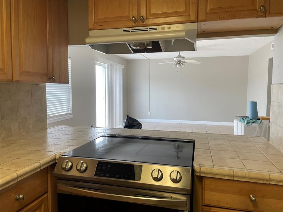 Active With Contract: $1,299 (1 beds, 1 baths, 735 Square Feet)