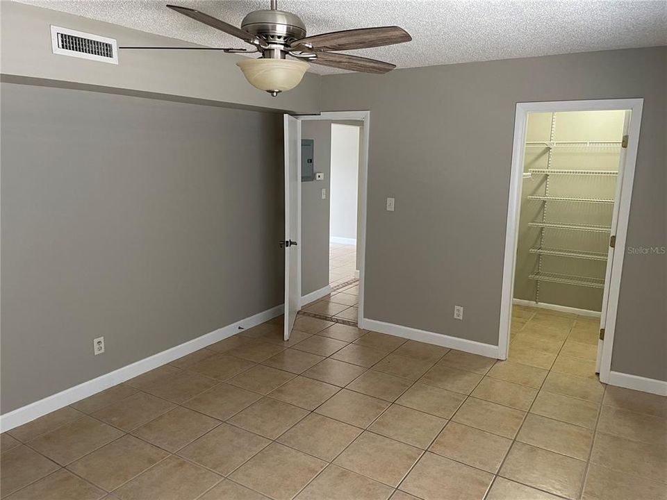 Active With Contract: $1,299 (1 beds, 1 baths, 735 Square Feet)