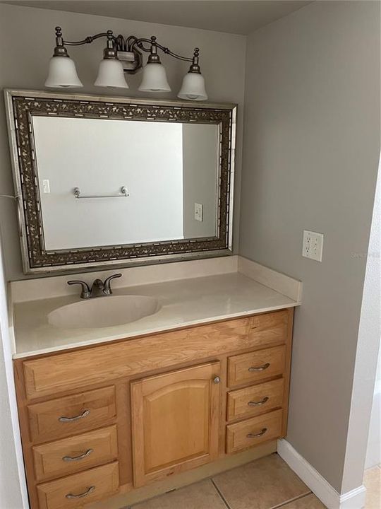 Active With Contract: $1,299 (1 beds, 1 baths, 735 Square Feet)