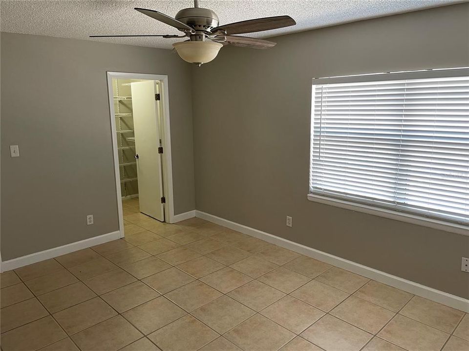 Active With Contract: $1,299 (1 beds, 1 baths, 735 Square Feet)