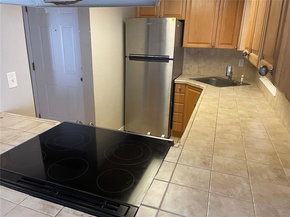 Active With Contract: $1,299 (1 beds, 1 baths, 735 Square Feet)