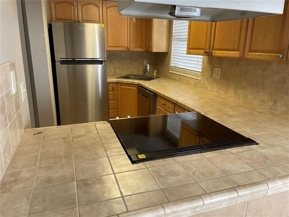 Active With Contract: $1,299 (1 beds, 1 baths, 735 Square Feet)