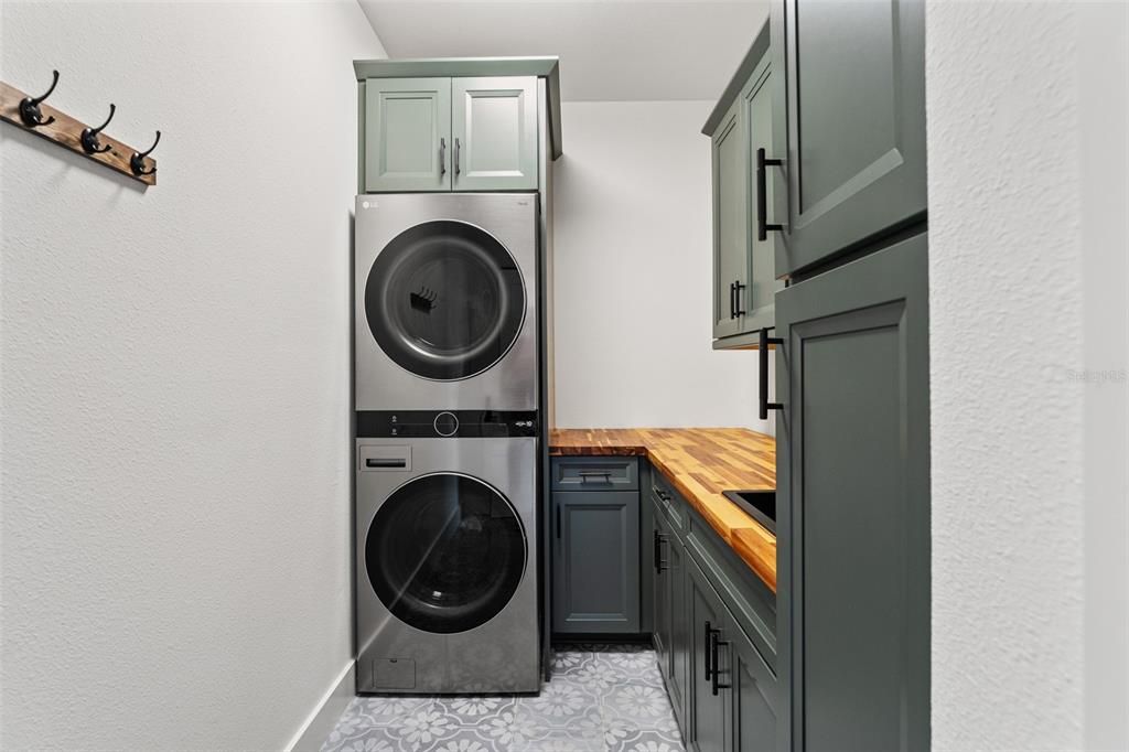 For Sale: $1,550,000 (3 beds, 2 baths, 2405 Square Feet)