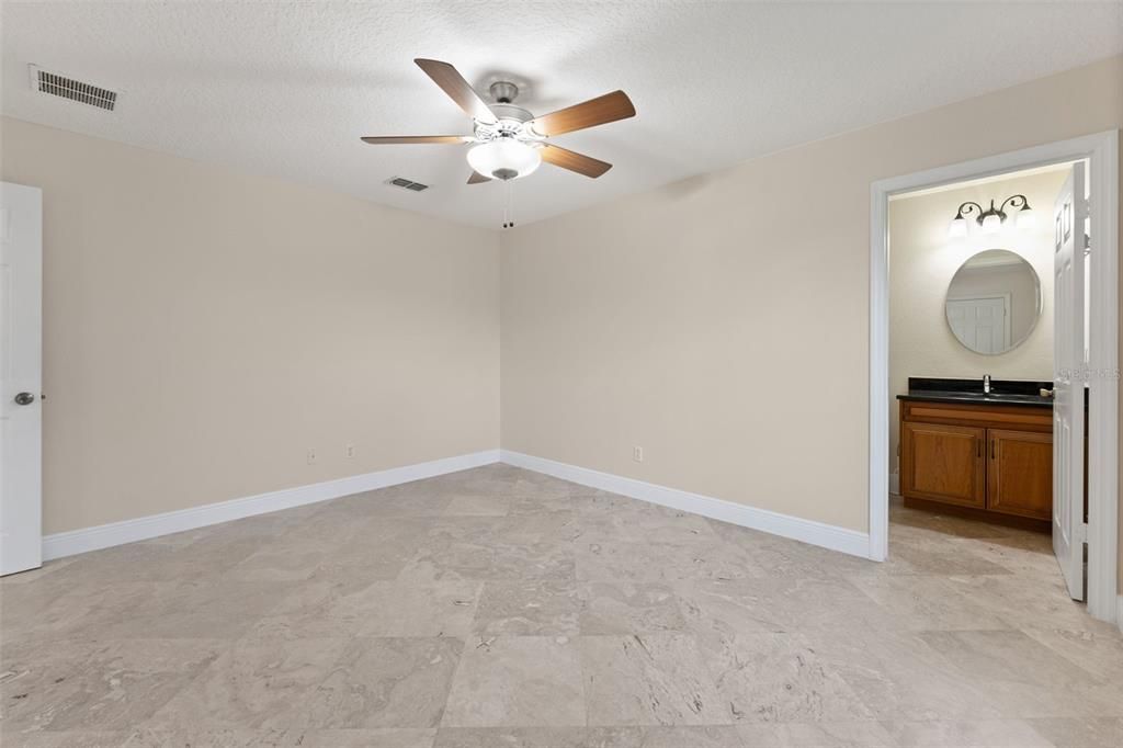 Activo con contrato: $849,900 (5 camas, 3 baños, 2788 Pies cuadrados)