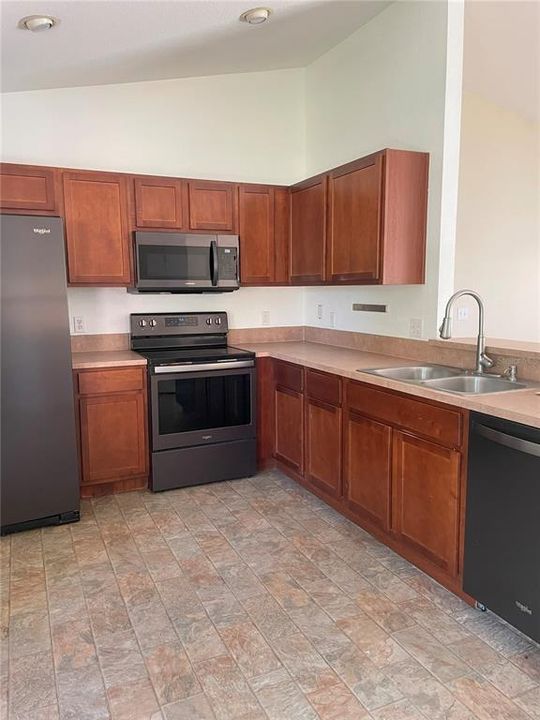 Под контрактом: $249,900 (3 спален, 2 ванн, 1292 Квадратных фут)