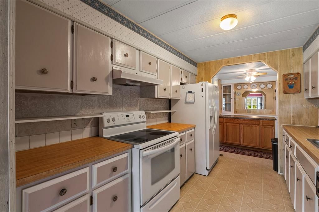 For Sale: $141,999 (2 beds, 2 baths, 1345 Square Feet)