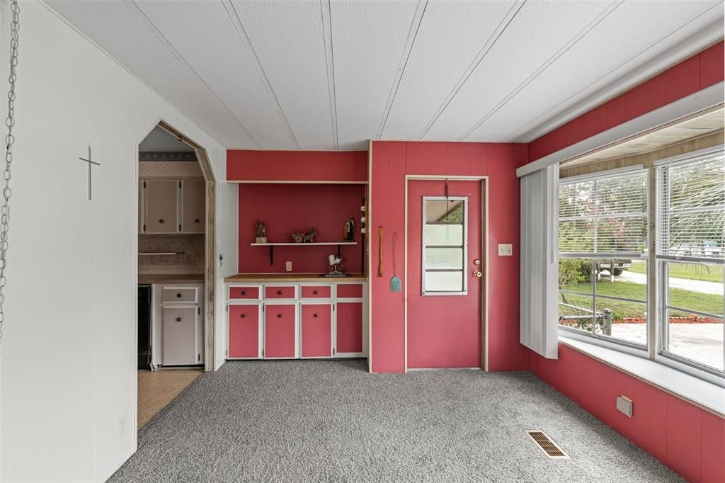 For Sale: $141,999 (2 beds, 2 baths, 1345 Square Feet)