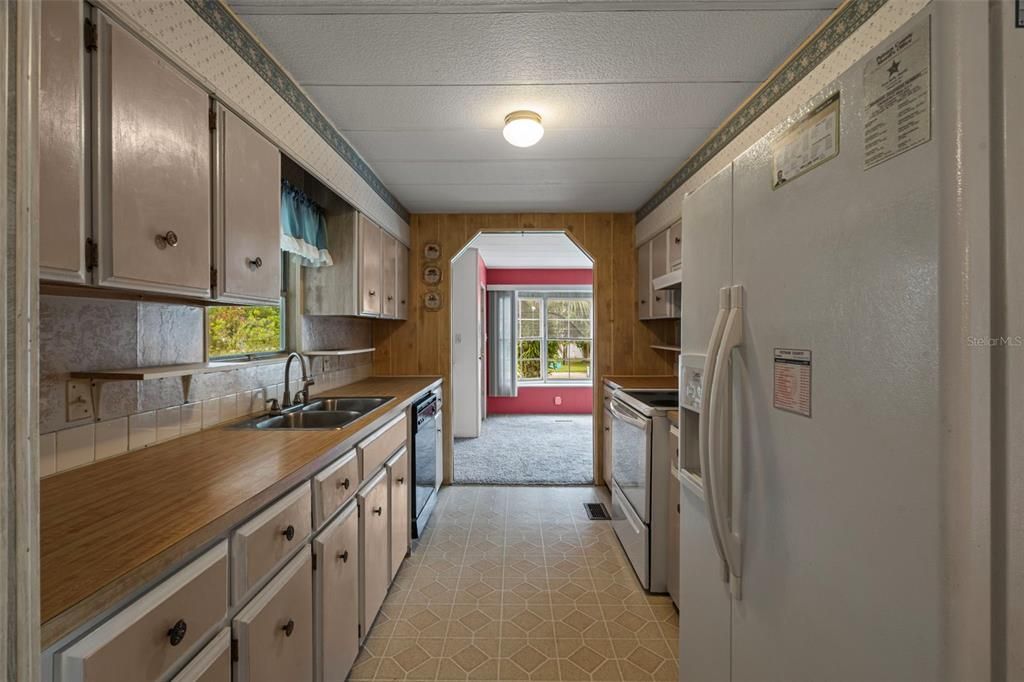 For Sale: $141,999 (2 beds, 2 baths, 1345 Square Feet)