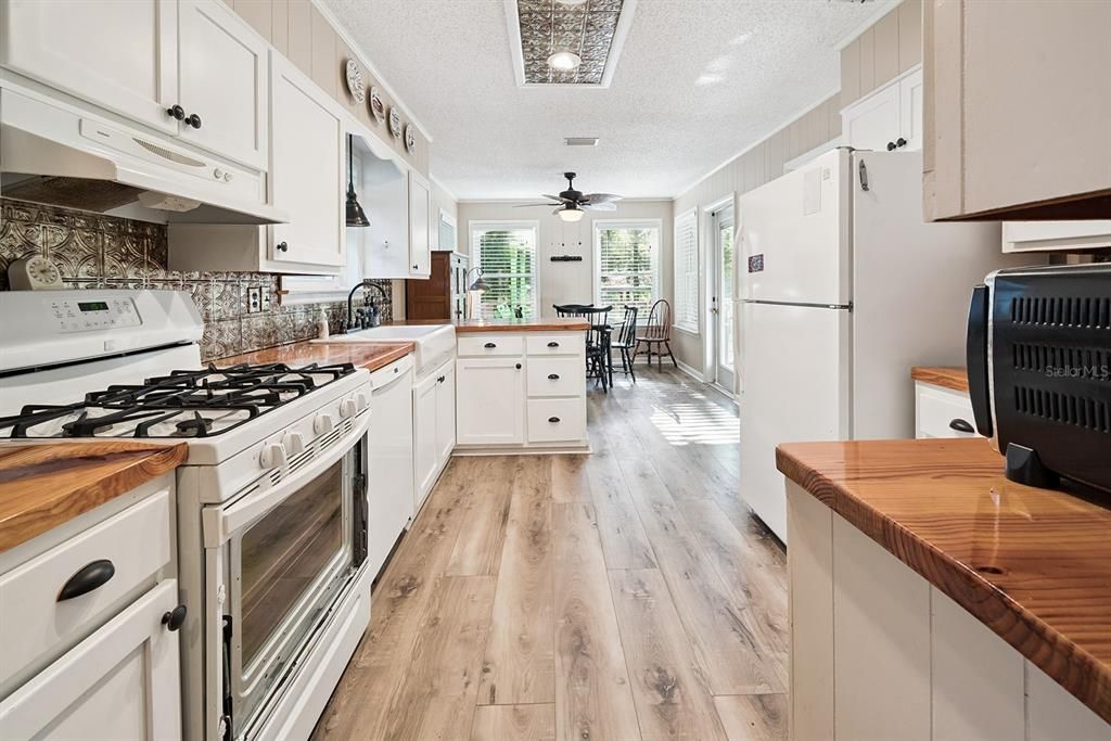 En Venta: $400,000 (2 camas, 2 baños, 2576 Pies cuadrados)