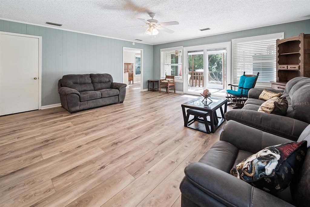 En Venta: $400,000 (2 camas, 2 baños, 2576 Pies cuadrados)