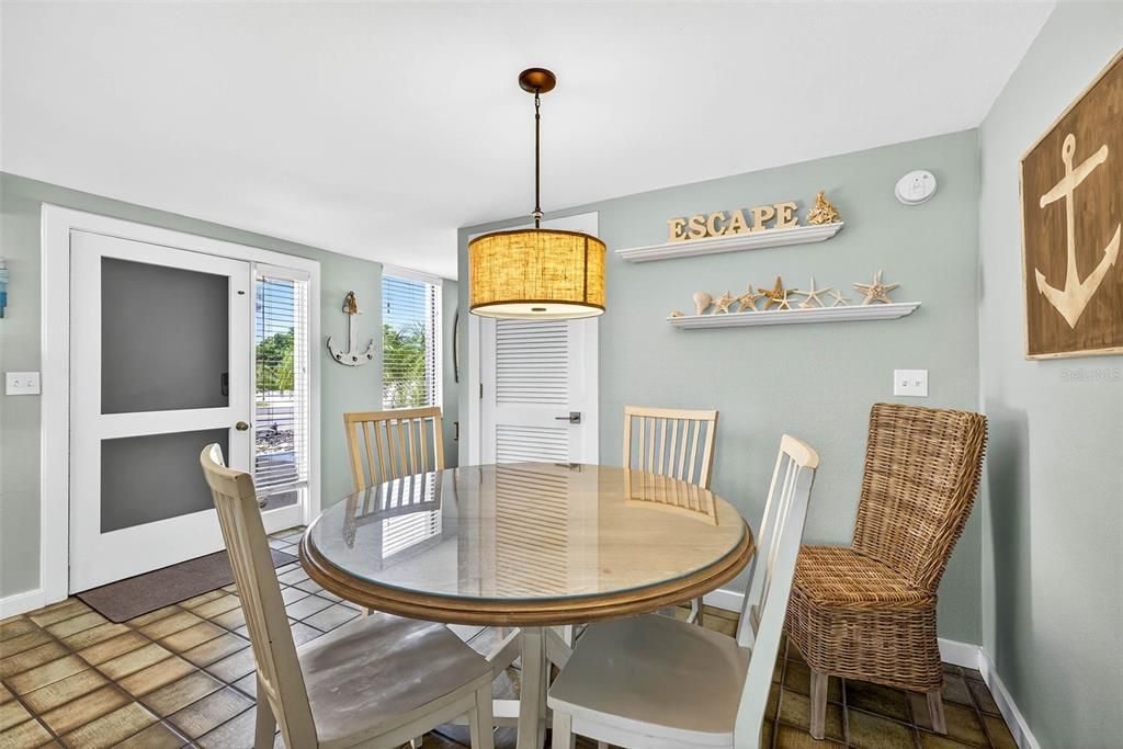 Под контрактом: $1,399,000 (3 спален, 2 ванн, 1478 Квадратных фут)