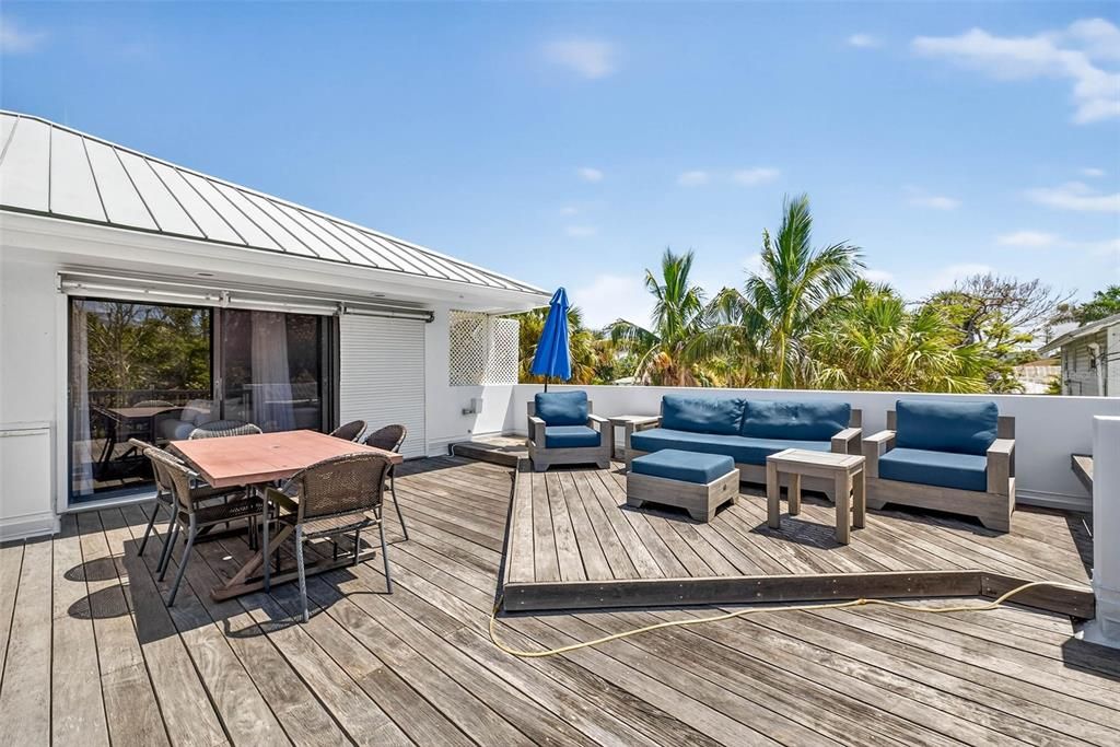 Под контрактом: $1,399,000 (3 спален, 2 ванн, 1478 Квадратных фут)