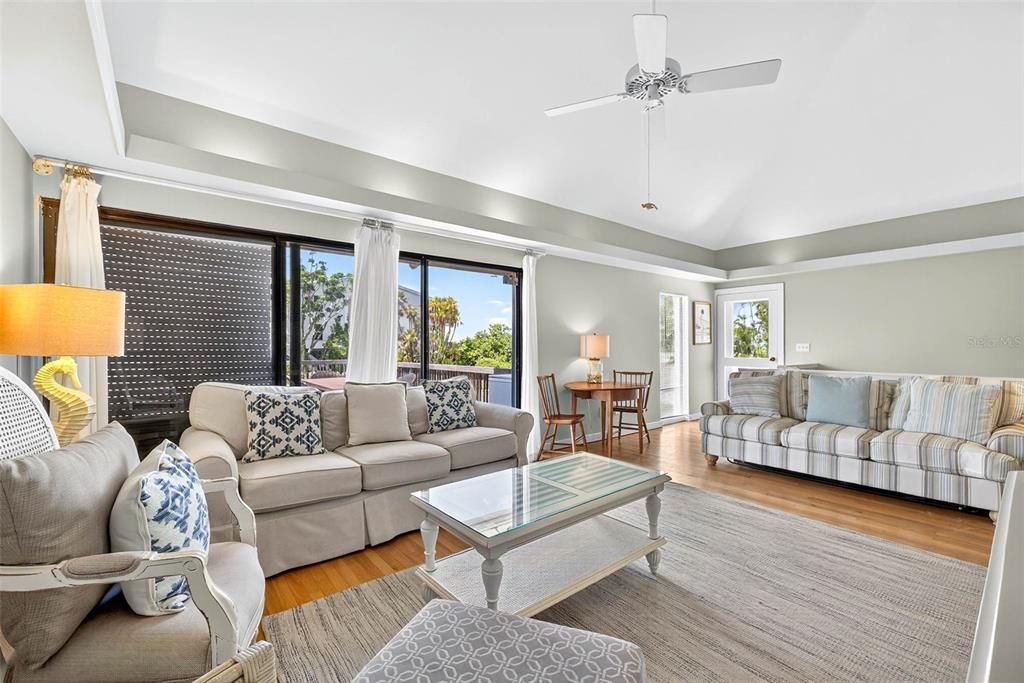 Под контрактом: $1,399,000 (3 спален, 2 ванн, 1478 Квадратных фут)