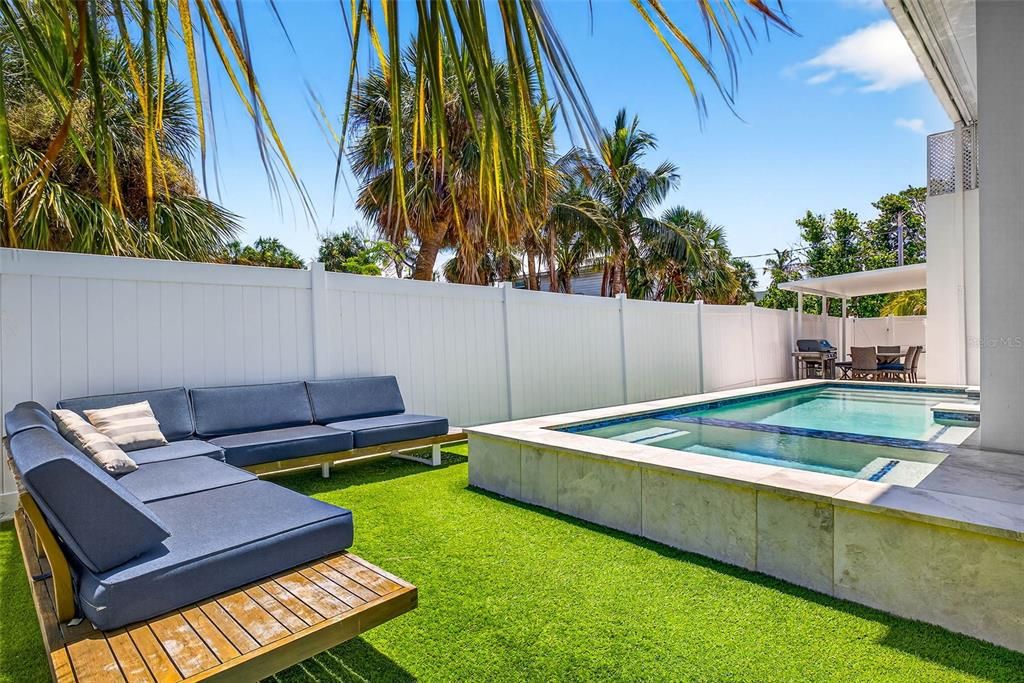 Под контрактом: $1,399,000 (3 спален, 2 ванн, 1478 Квадратных фут)