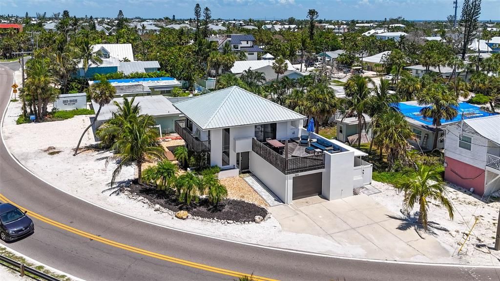 Под контрактом: $1,399,000 (3 спален, 2 ванн, 1478 Квадратных фут)