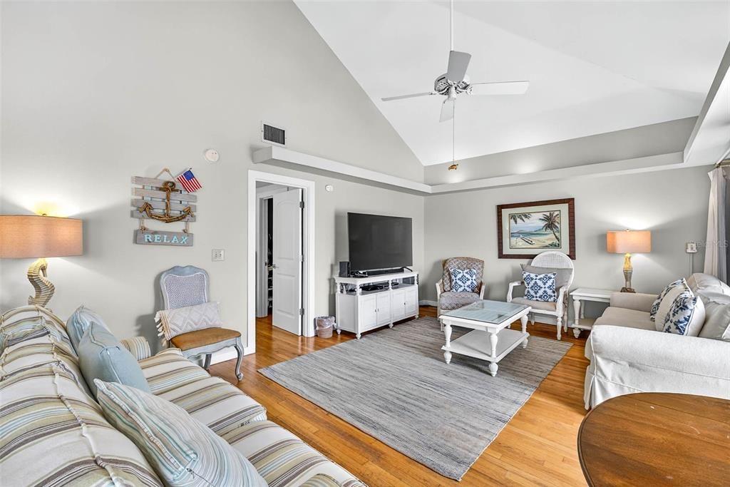 Под контрактом: $1,399,000 (3 спален, 2 ванн, 1478 Квадратных фут)