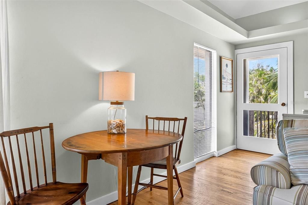 Под контрактом: $1,399,000 (3 спален, 2 ванн, 1478 Квадратных фут)