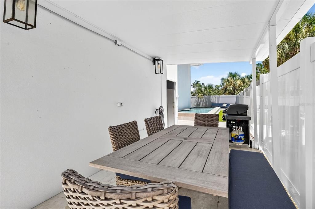 Под контрактом: $1,399,000 (3 спален, 2 ванн, 1478 Квадратных фут)