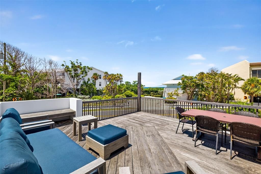 Под контрактом: $1,399,000 (3 спален, 2 ванн, 1478 Квадратных фут)