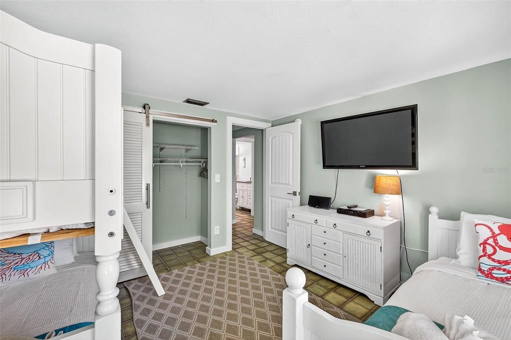 Под контрактом: $1,399,000 (3 спален, 2 ванн, 1478 Квадратных фут)