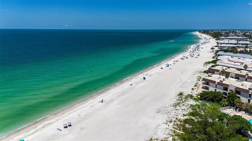 Под контрактом: $1,399,000 (3 спален, 2 ванн, 1478 Квадратных фут)