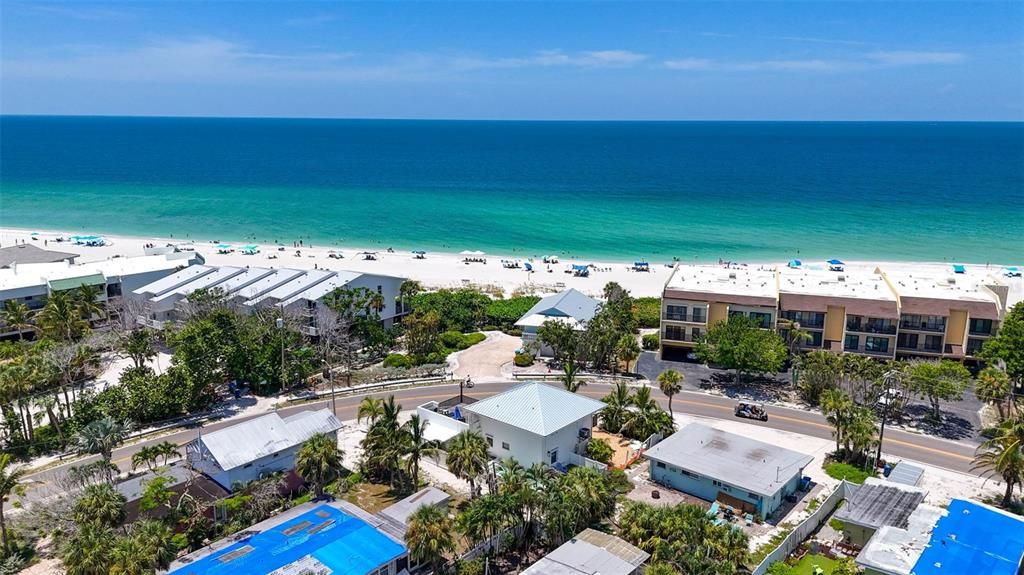 Под контрактом: $1,399,000 (3 спален, 2 ванн, 1478 Квадратных фут)