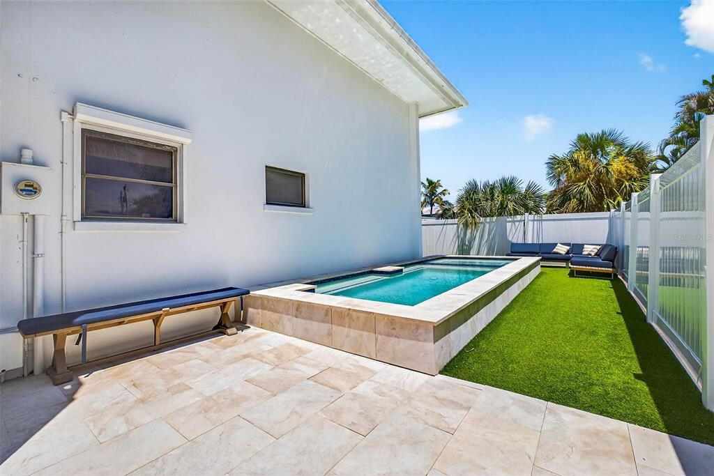 Под контрактом: $1,399,000 (3 спален, 2 ванн, 1478 Квадратных фут)