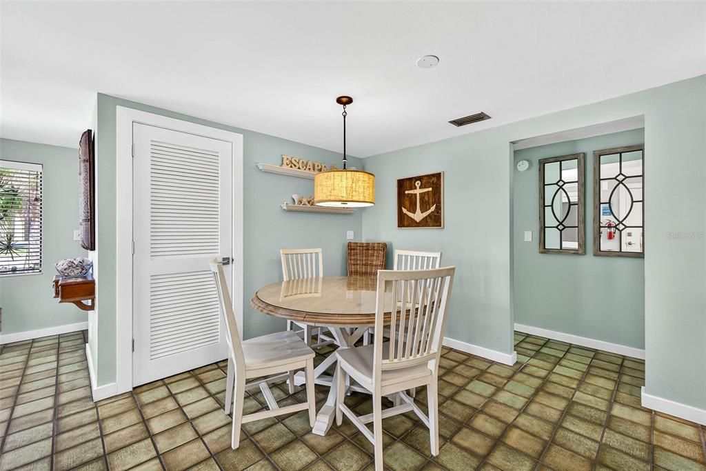 Под контрактом: $1,399,000 (3 спален, 2 ванн, 1478 Квадратных фут)