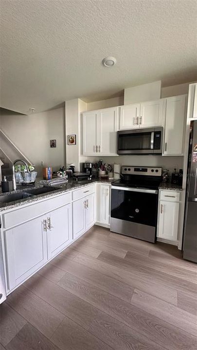 For Sale: $325,000 (3 beds, 2 baths, 1435 Square Feet)