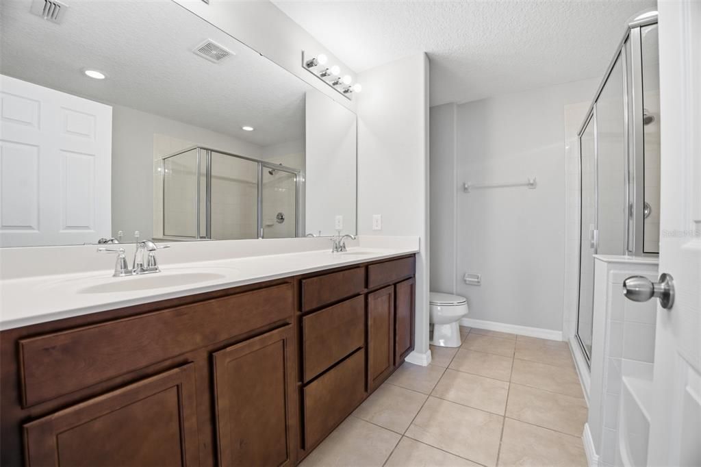 Activo con contrato: $401,990 (3 camas, 2 baños, 1554 Pies cuadrados)