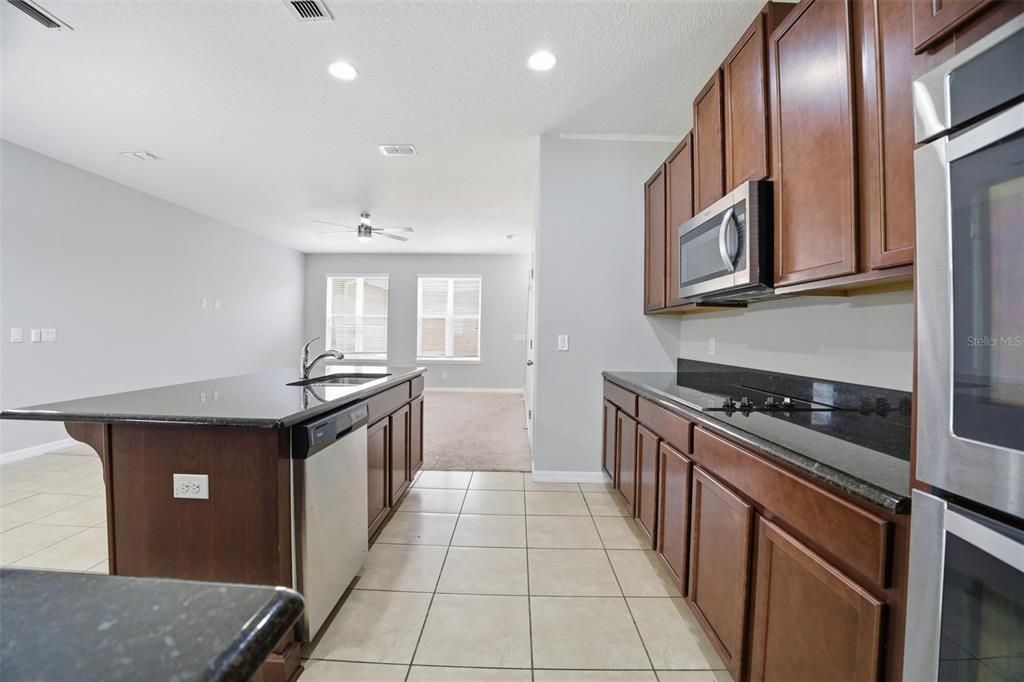 Activo con contrato: $401,990 (3 camas, 2 baños, 1554 Pies cuadrados)