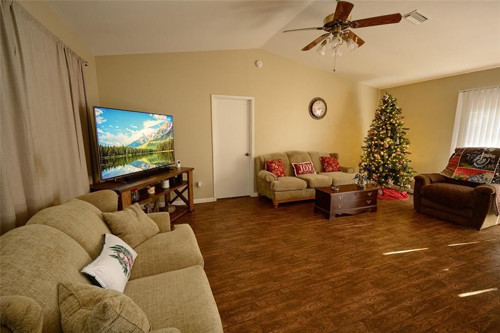 For Sale: $340,000 (3 beds, 2 baths, 1728 Square Feet)